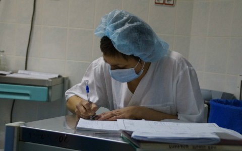 Виновному в смерти младенца врачу разрешили дальше работать в больнице