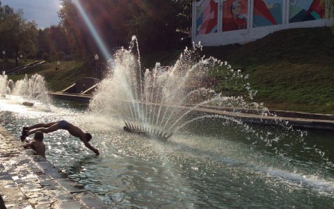 Двое подростков нырнули в музыкальный фонтан в Кирове