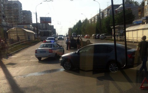 На площади Конева перевернулся автомобиль