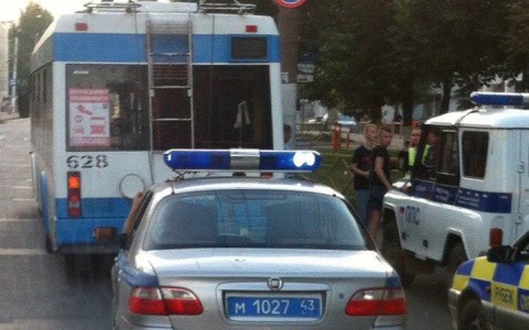 В Кирове несколько бритоголовых парней распылили перцовый баллончик в троллейбусе