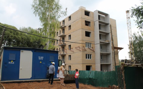 МУП «Горэлектросеть» поставило новую подстанцию у Дома Фото