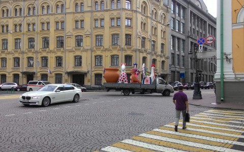 По центру Москвы провезли гигантские дымковские игрушки