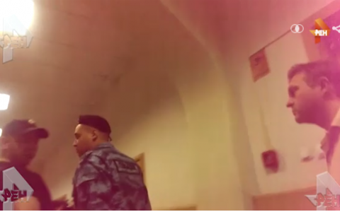 Видео: Никиту Белых доставили в здание суда