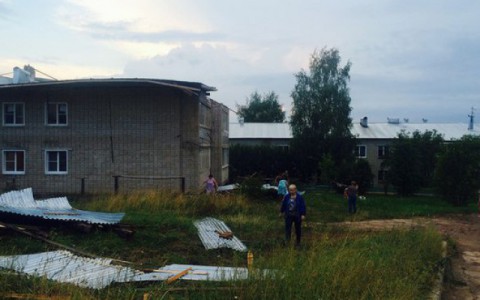 С жителей дома в Кстинино собирают деньги на крышу, которую снесло ураганом