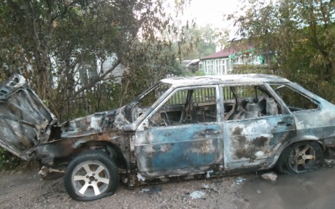 В Кирове неизвестные подожгли «девятку»