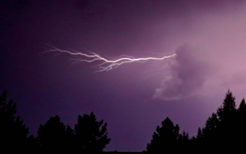 В Кировской области прошла уникальная гроза, в ближайшее время возможны торнадо