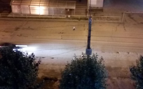 На улице Воровского дети выбегают на проезжую часть и садятся посередине