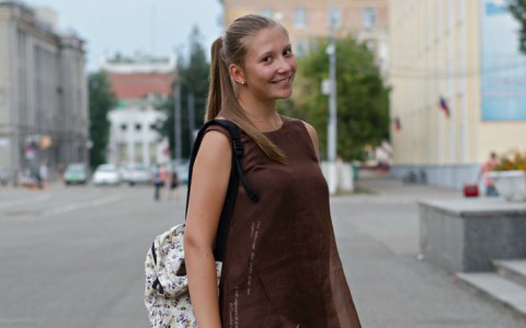 Мода улиц: кировчанка в свободном платье и с рюкзаком