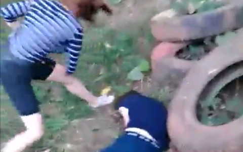 В Кирове подростки сняли на видео жестокое избиение школьницы