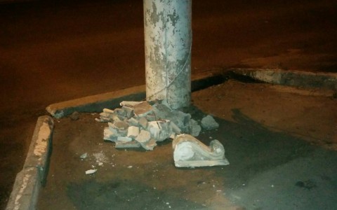 В центре Кирова с пятиэтажки упал огромный кусок лепнины