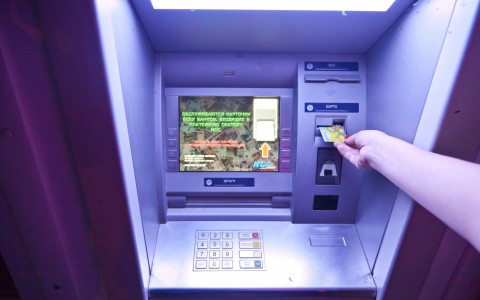 Двое кировчан платили в банкоматах поддельными купюрами