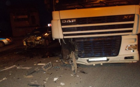 На трассе "Вятка" иномарка столкнулась с большегрузом