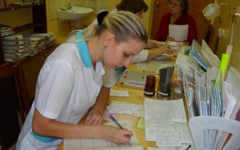 Стало известно, сколько зарабатывают кировские медики