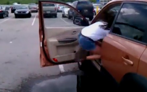 На трассе в Кировской области девушка выпрыгнула из машины на ходу