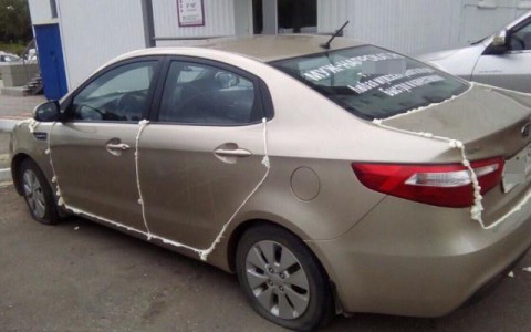 В Кирове неизвестные запенили двери, исцарапали и прокололи шины дорогой иномарки