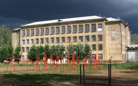 У здания школы в Кирове пропал барельеф «Учиться, учиться, еще раз учиться»