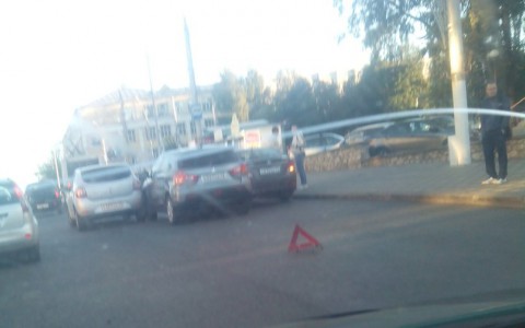 На улице Карла Маркса в час пик столкнулись три машины: образовался затор