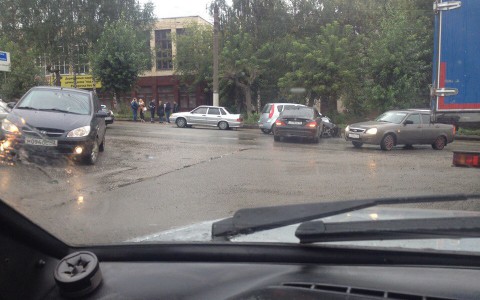 У авторынка столкнулись Mercedes и Mitsubishi: пострадали  две девушки