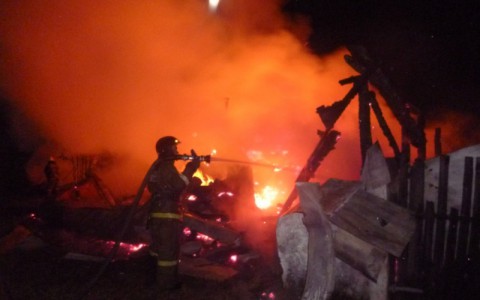 В крупном пожаре в Субботихе погибли два сотрудника МЧС