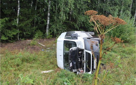 В Куменском районе перевернулся пассажирский микроавтобус: пострадали трое