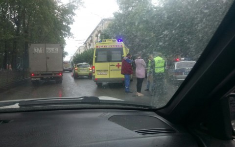 На Октябрьском проспекте Subaru сбил женщину: пострадавшая умерла в машине скорой