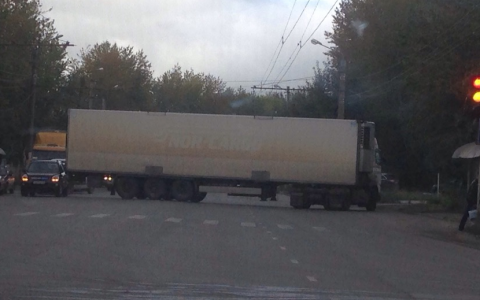 На Производственной фура полностью перекрыла проезд по улице