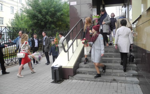 1 Сентября в кировском лицее отпраздновали концертом и шутками про роскошь