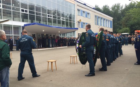 В Кирове простились со спасателями, трагически погибшими при пожаре