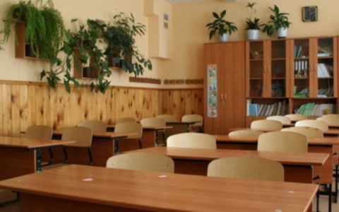 В кировской школе работал мужчина, который был судим 8 раз