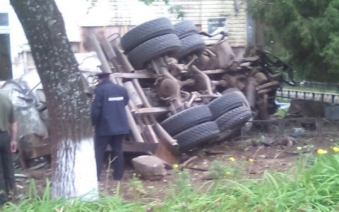Водитель бетономешалки из Кирова погиб в ДТП в Пермском крае, врезавшись в стену завода