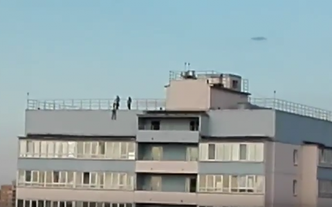 В Кирове девочка повисла на крыше многоэтажки, чтобы сделать селфи