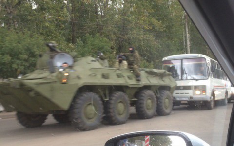 Очевидцы сообщили о десятках полицейских и БТР на Победиловском тракте