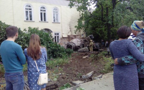 В Нытве к месту ДТП, где погиб кировчанин, местные жители несут цветы