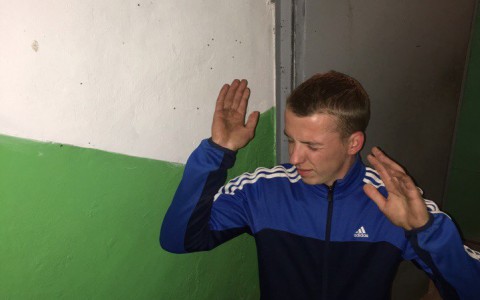 В Кирове подъезд жилого дома заполнили рои мух и мошек