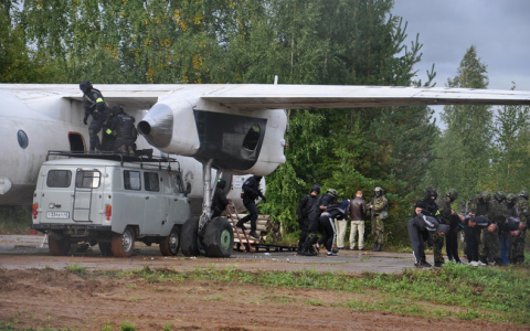 В кировском аэропорту Победилово обезвредили террористов