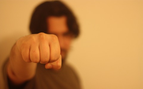 В Кировской области трое мужчин избили дедушку из-за фляги с медом