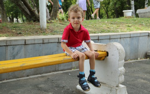 Несмотря на диагноз - ДЦП, 4-летний Артем мечтает стать художником