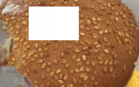 Кировчанин в гамбургере обнаружил неприятный сюрприз