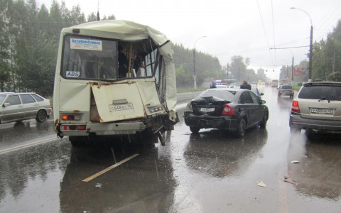 В Кирове отвлекшийся водитель грузовика спровоцировал тройное ДТП