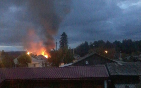 В Кирове вспыхнул дом: жильцы выбежали, в чем были