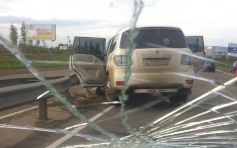 У Нового моста Nissan Patrol влетел в отбойник