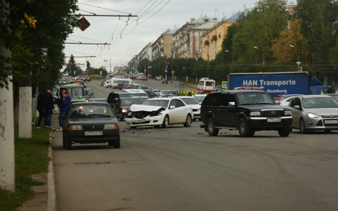 В центре Кирова столкнулись две иномарки: от удара капот одного авто сложило пополам