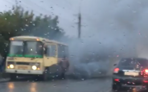 Пазик 84 маршрута задымился на улице Воровского