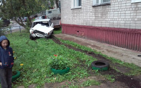 В Кирово-Чепецке лихач на ВАЗе чуть не влетел в подъезд дома