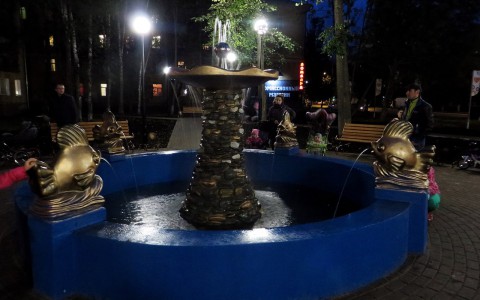 На Филейке восстановили сквер и фонтан с золотыми рыбками