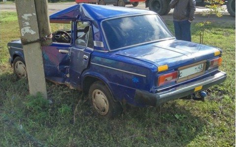 В Кировской области «шестерка» врезалась в  столб