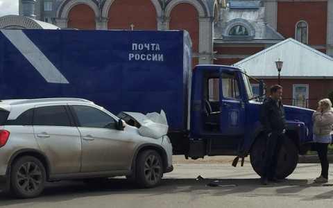 На улице Воровского иномарка въехала в грузовик «Почты России»