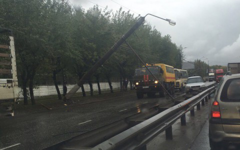 На Щорса упал столб и заблокировал движение по улице