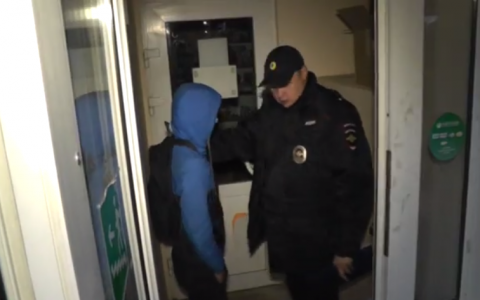 В Кирове школьник с ножом пытался ограбить магазин канцтоваров