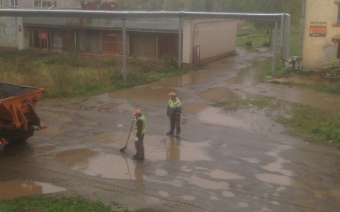 В Кирове оштрафуют подрядчика за укладку асфальта в лужи